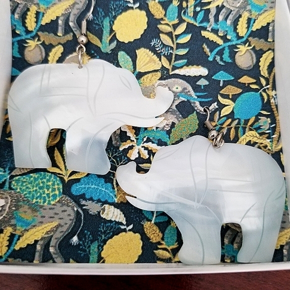 Mother of Pearl Shell Hand Carved Elephant Earring - Picture 8 of 10